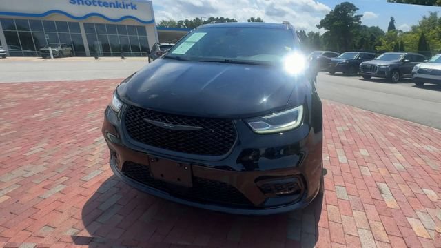 Used 2025 Chrysler Pacifica Limited FWD image 6