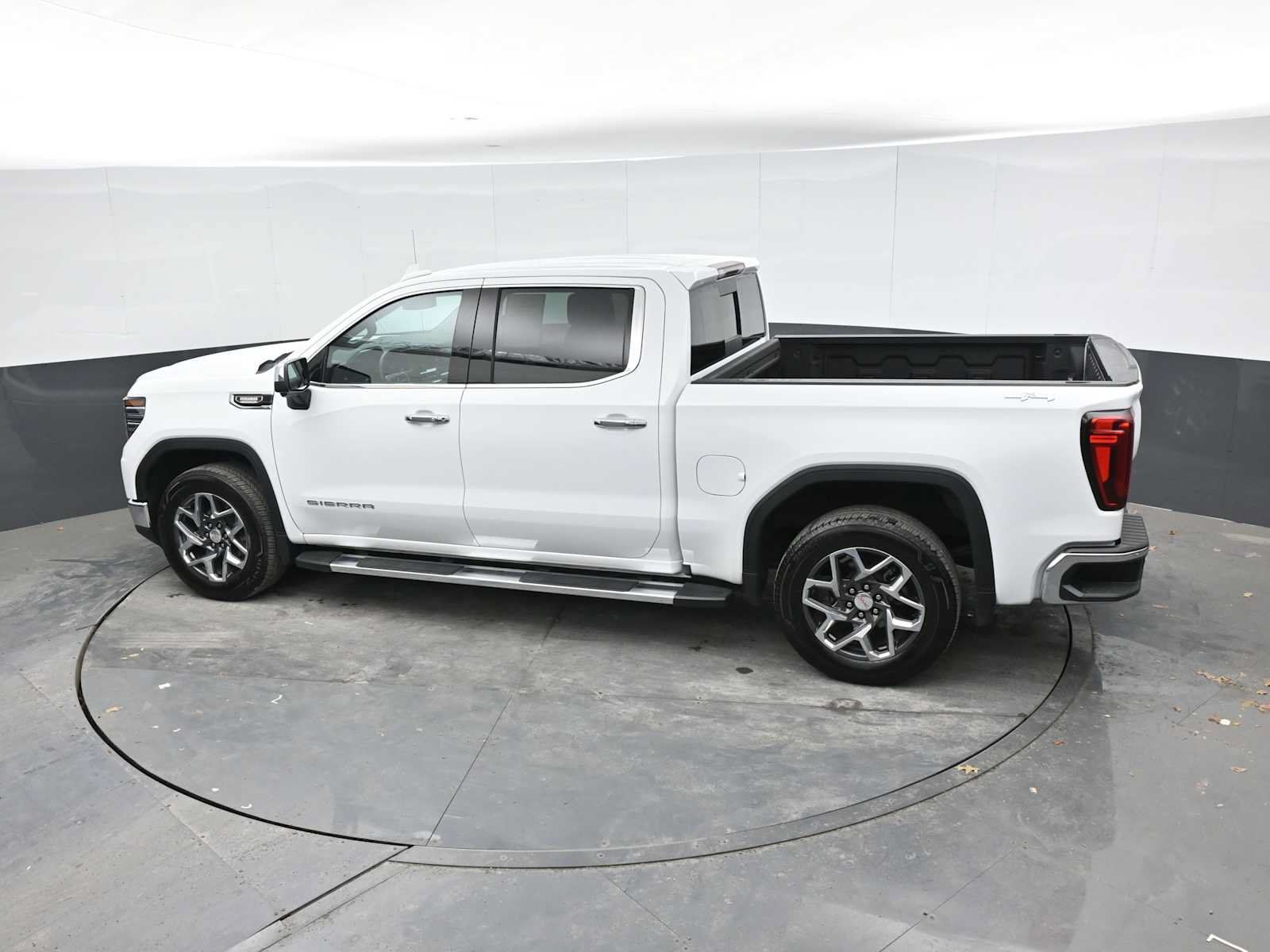 Used 2024 GMC Sierra 1500 SLT w/ SLT Premium Plus Package AWD/4WD image 28