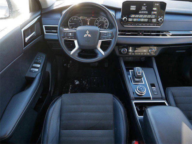 Used 2023 Mitsubishi Outlander SE image 10