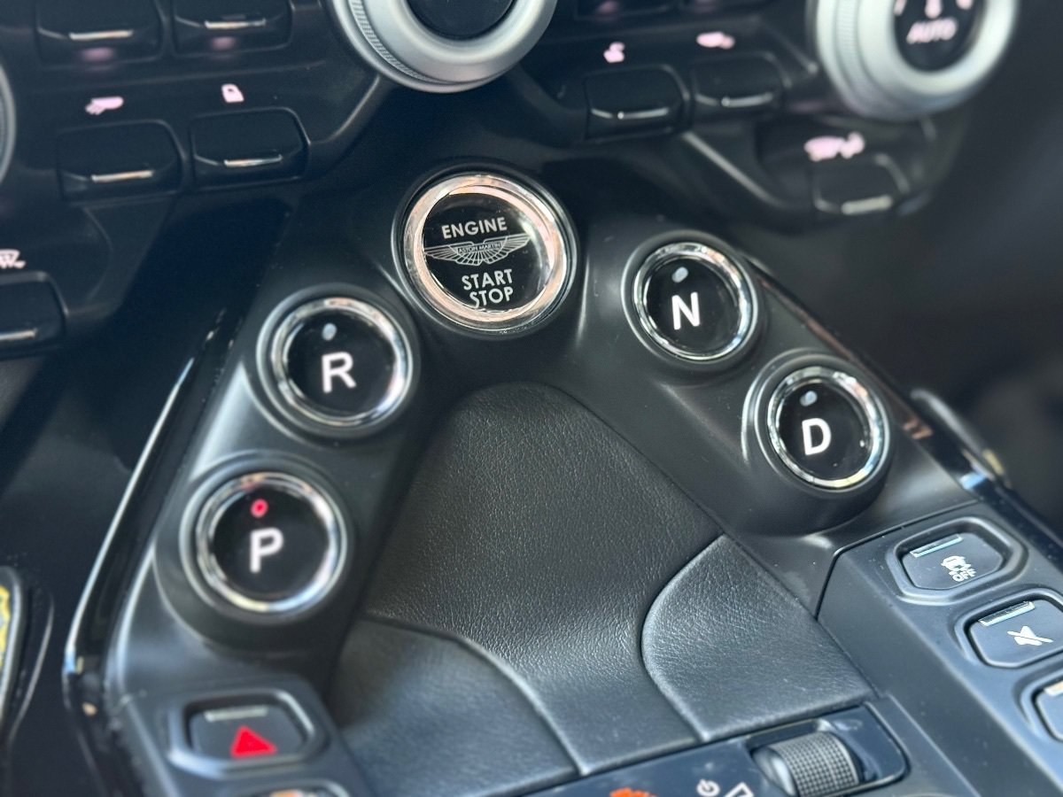 Used 2020 Aston Martin V8 Vantage Coupe RWD image 28