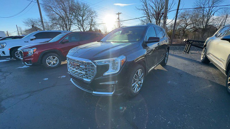 Used 2022 GMC Terrain Denali w/ Denali Premium Package image 3
