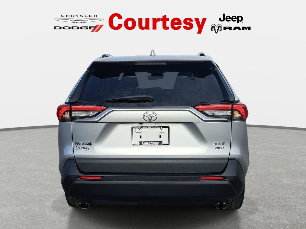 Used 2021 Toyota RAV4 XLE w/ Carpet Mat Package (TMS) AWD/4WD image 4