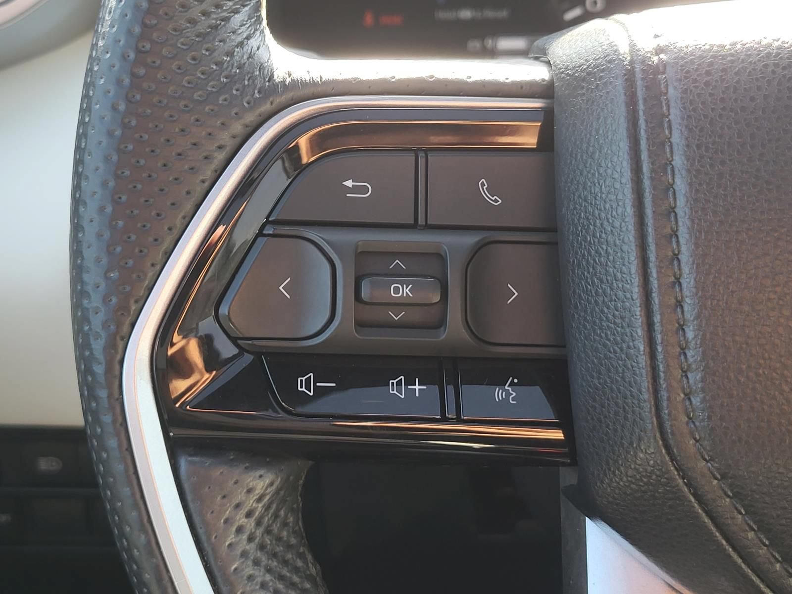 Used 2023 Toyota Sequoia Capstone AWD/4WD image 33