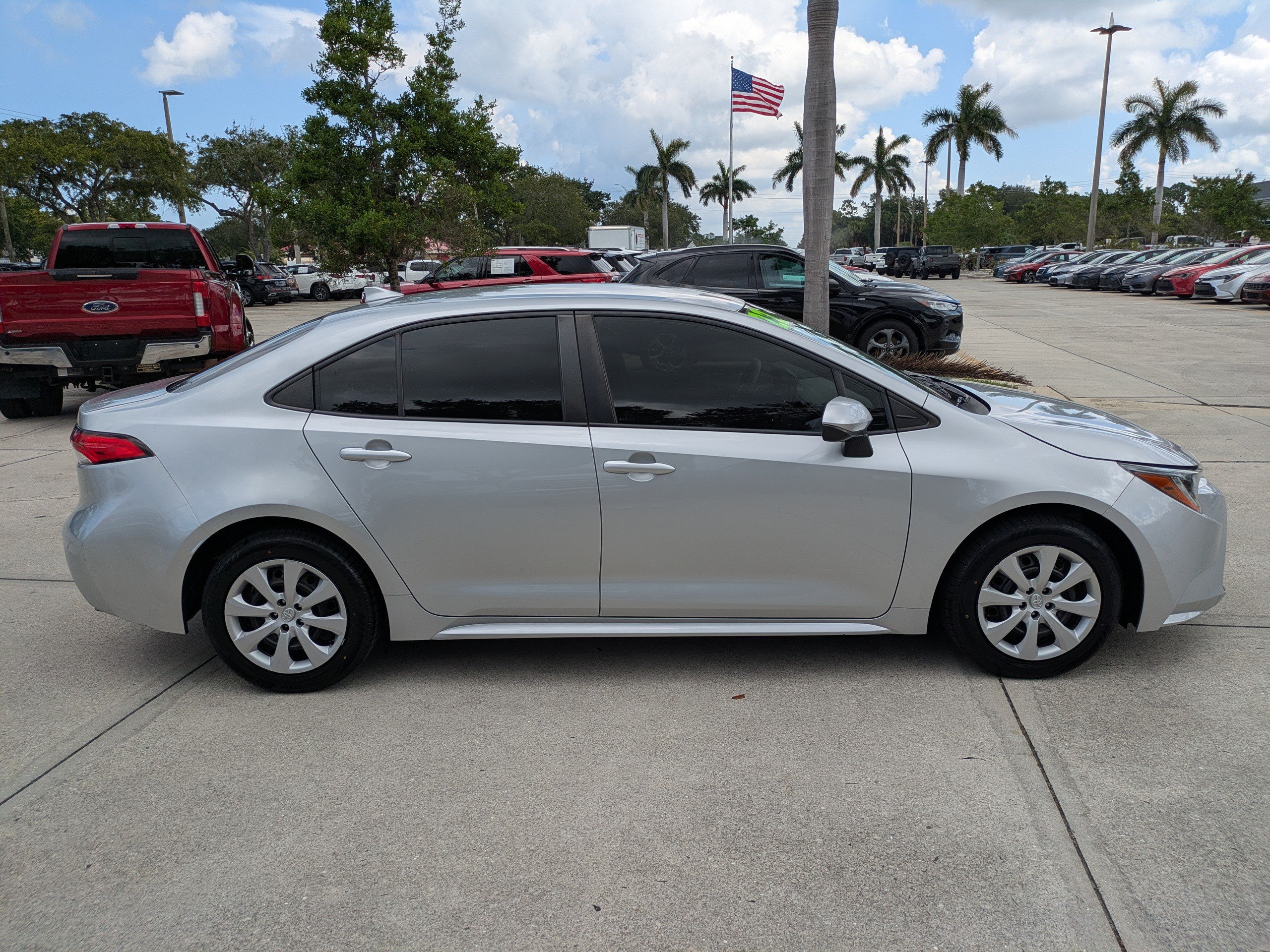 Used 2022 Toyota Corolla LE FWD image 3