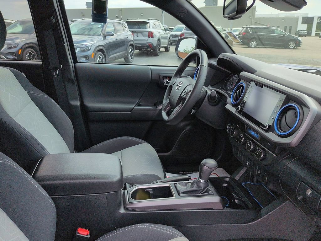 Used 2022 Toyota Tacoma TRD Off-Road AWD/4WD image 7