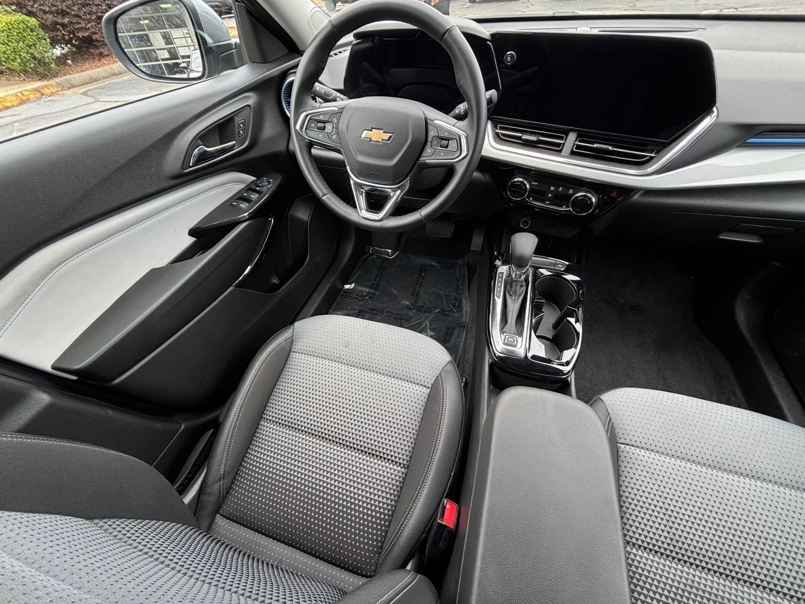 Used 2025 Chevrolet Trax LT w/ LT Convenience Package FWD image 34