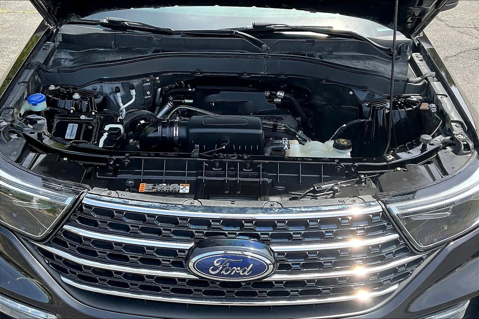 Used 2020 Ford Explorer XLT w/ Equipment Group 202A AWD/4WD image 28