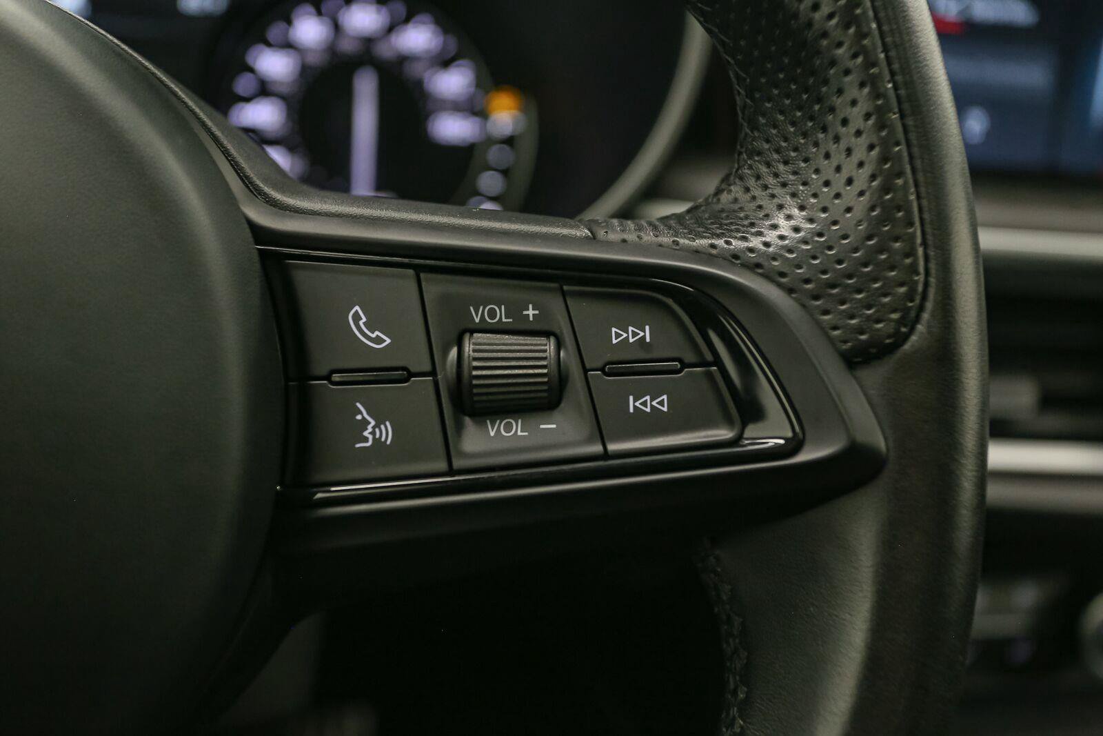 Used 2023 Alfa Romeo Stelvio Ti AWD/4WD image 40