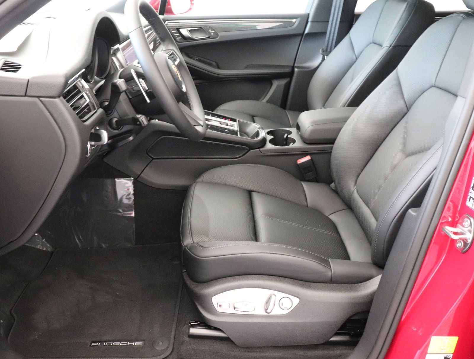 Used 2025 Porsche Macan image 5