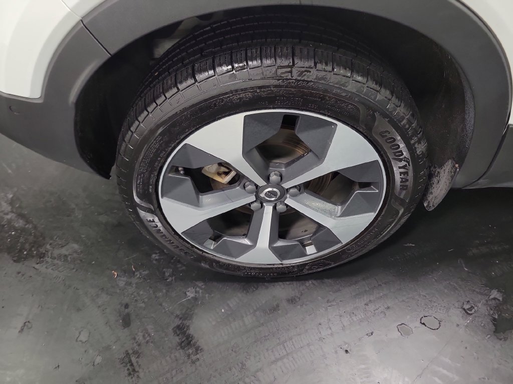 Used 2024 Volvo XC40 B5 Plus AWD/4WD image 11