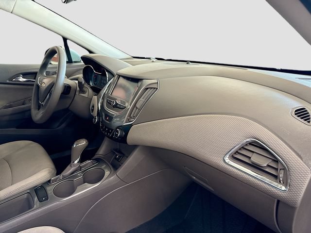 Used 2018 Chevrolet Cruze LT w/ Convenience Package FWD image 27