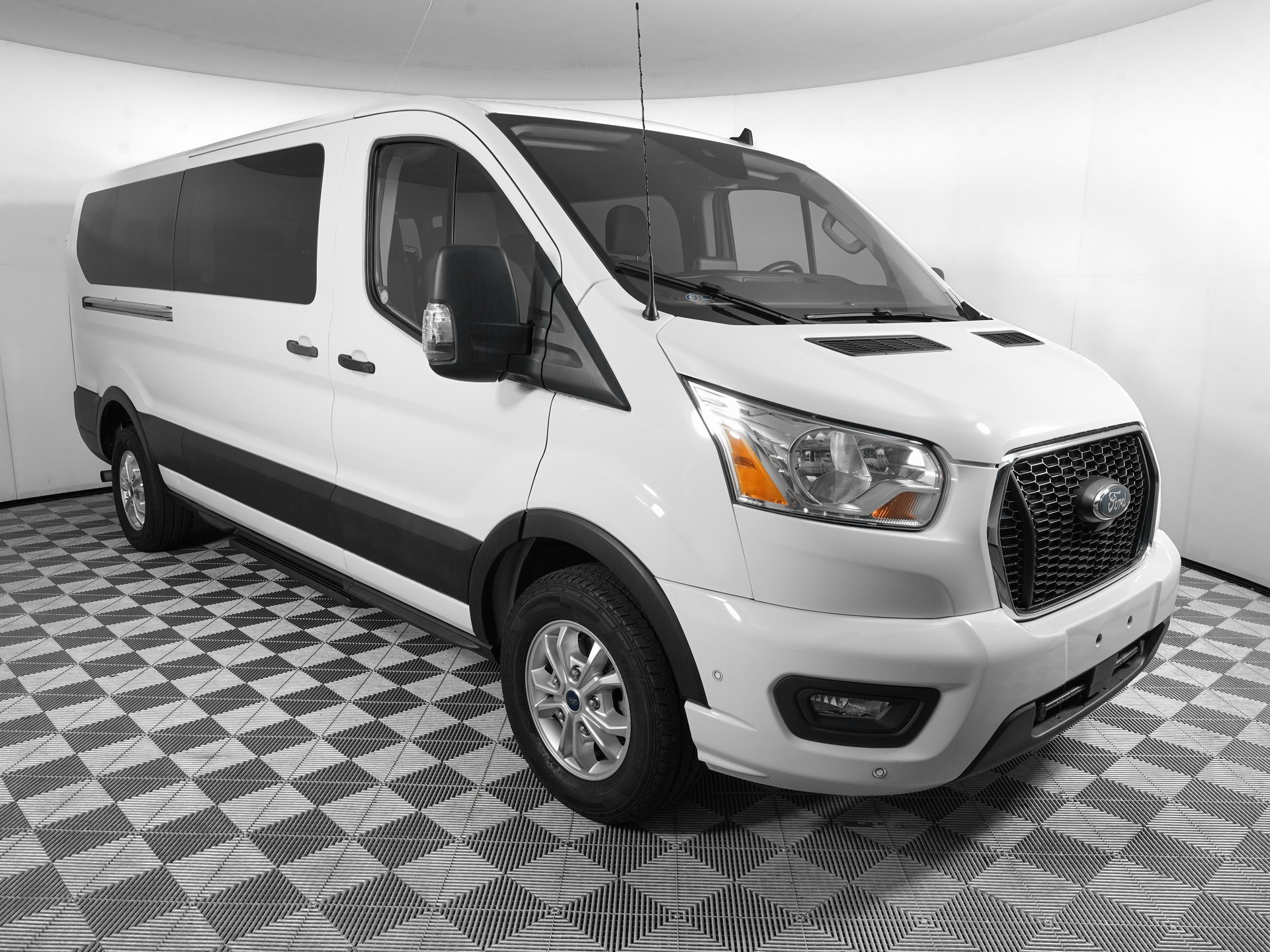 Used 2021 Ford Transit 350 XLT image 3