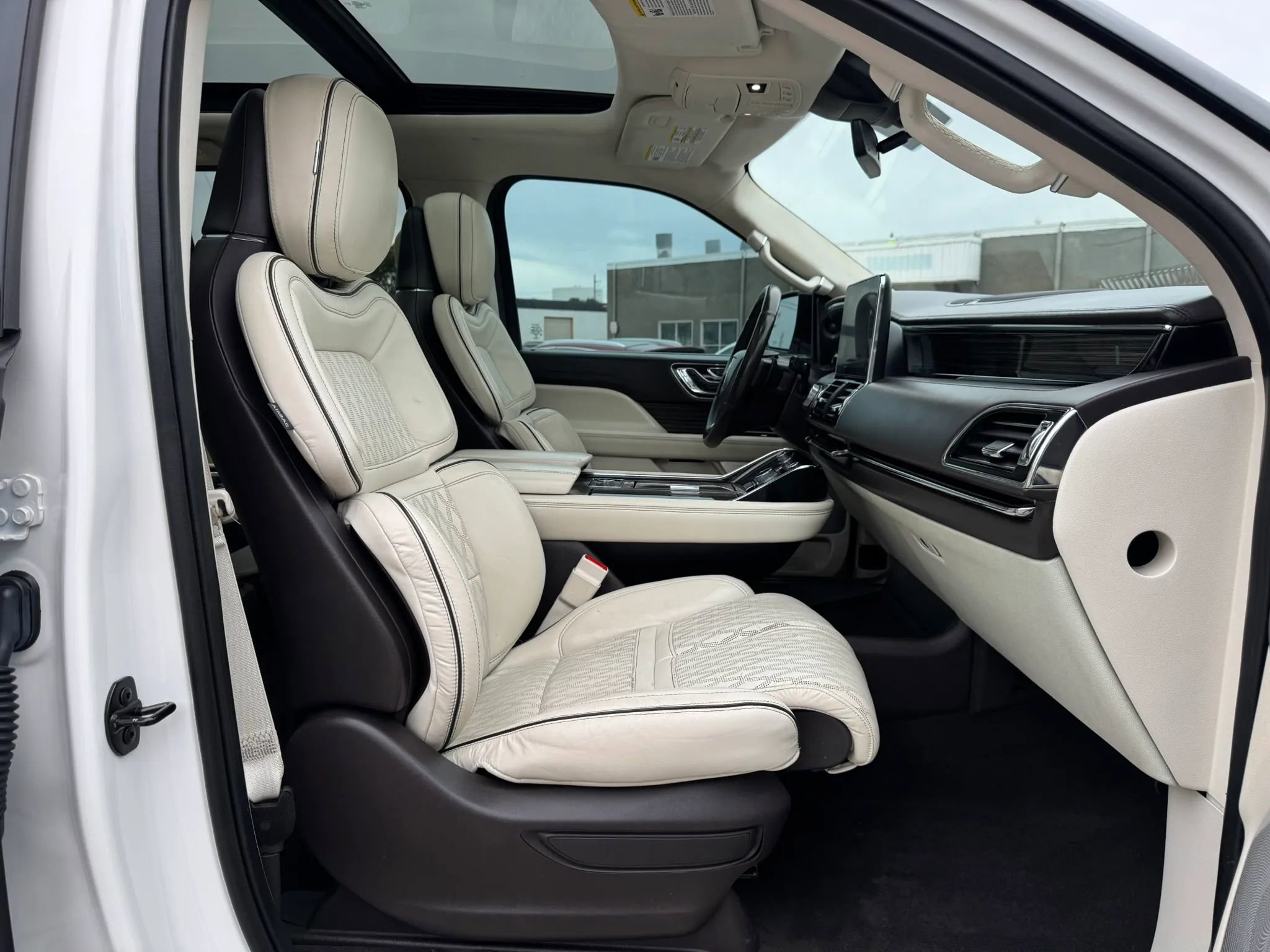 Used 2021 Lincoln Navigator L Black Label w/ Special Edition Package AWD/4WD image 27