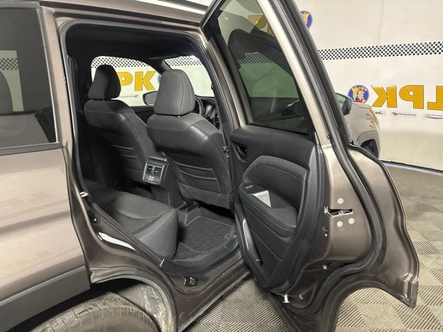 Used 2025 Subaru Forester Premium AWD/4WD image 16