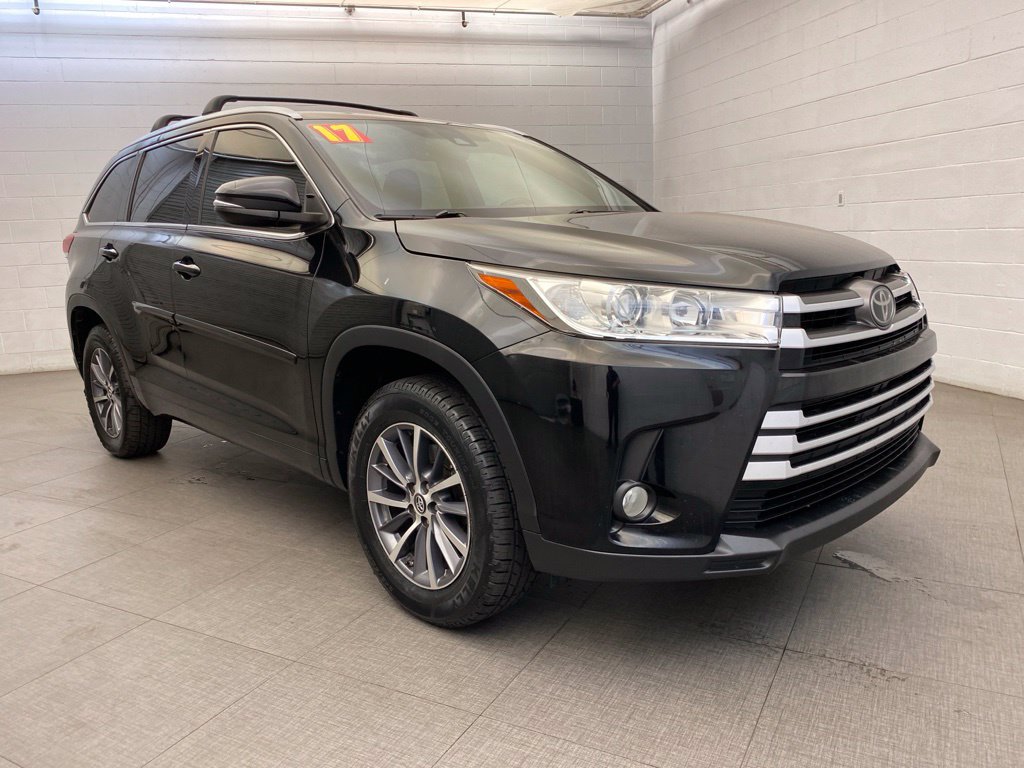 Used 2017 Toyota Highlander XLE w/ Carpet Mat Package FWD image 4
