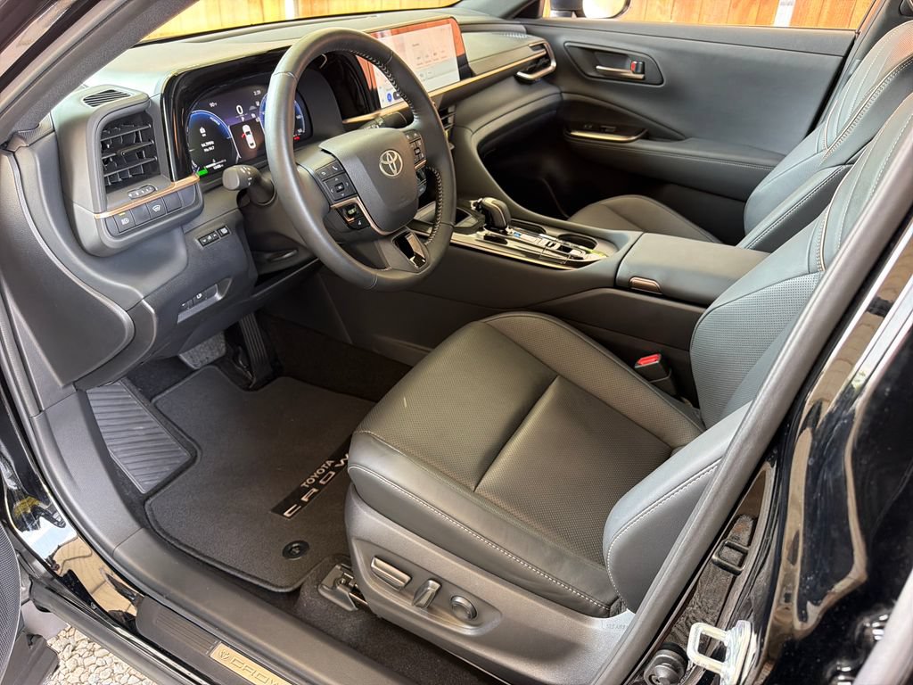 Used 2025 Toyota Crown AWD/4WD image 2