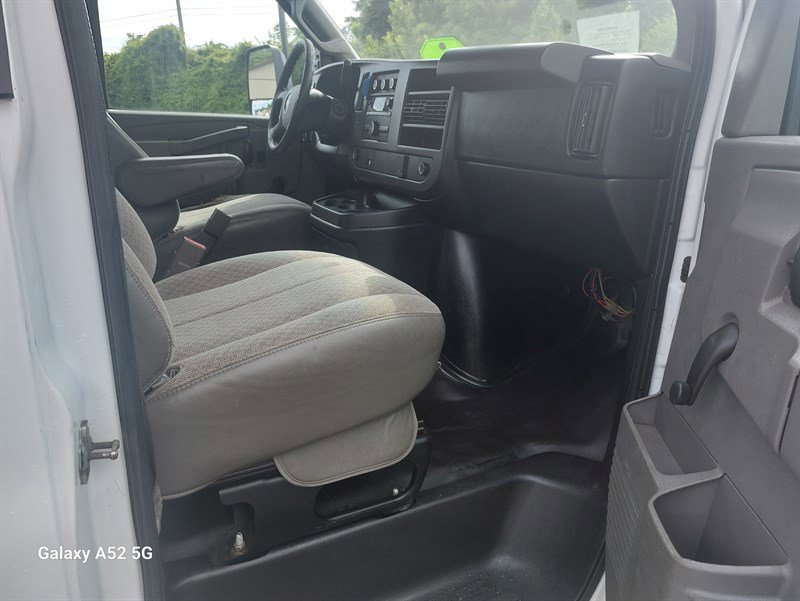 Used 2017 Chevrolet Express 4500 image 27