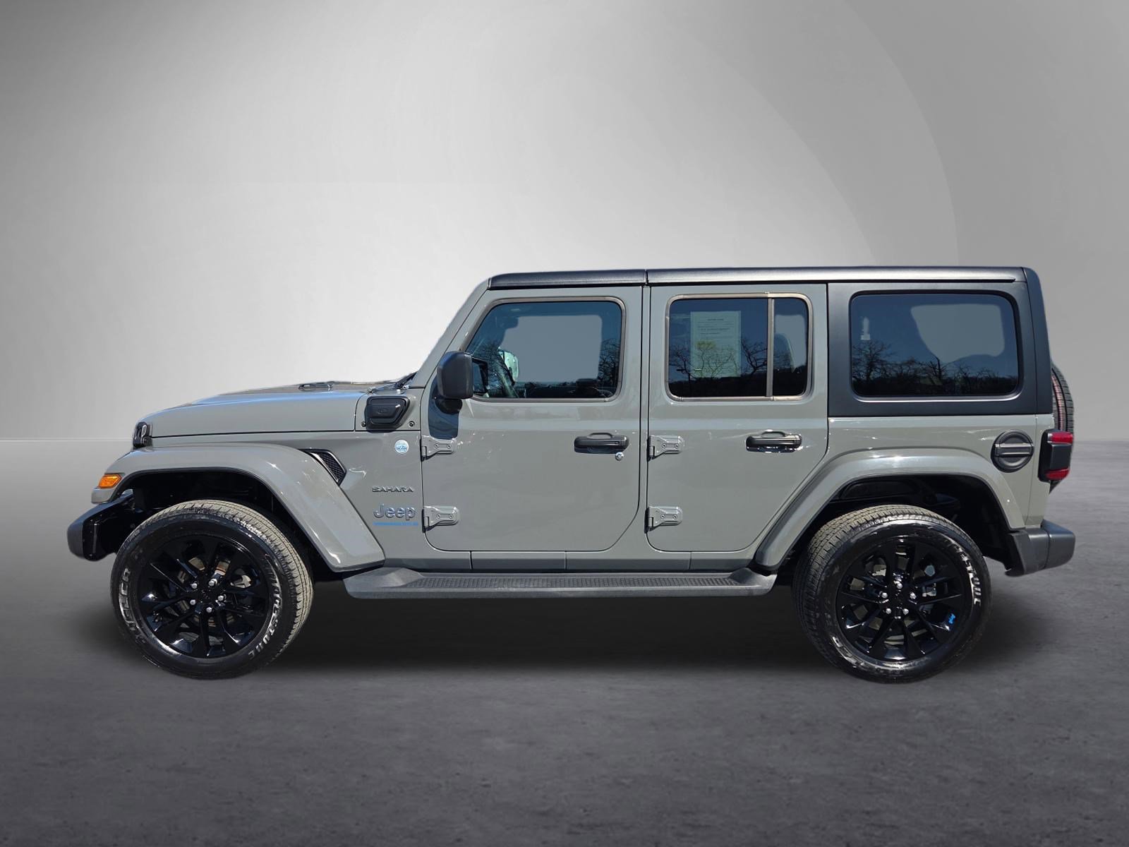 Used 2023 Jeep Wrangler Sahara w/ Dual Top Group image 7