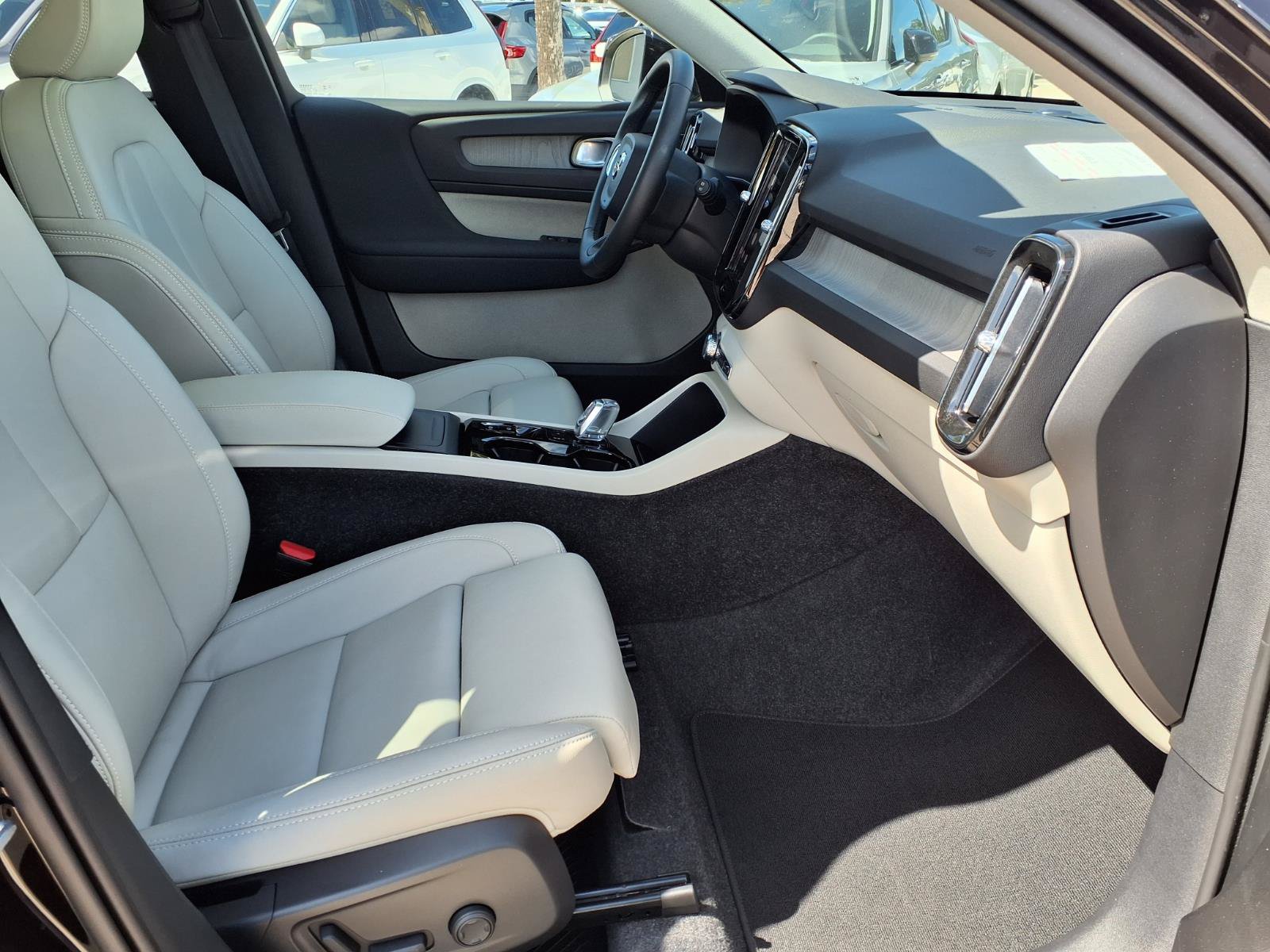 Certified 2025 Volvo XC40 B5 Ultra AWD/4WD image 11