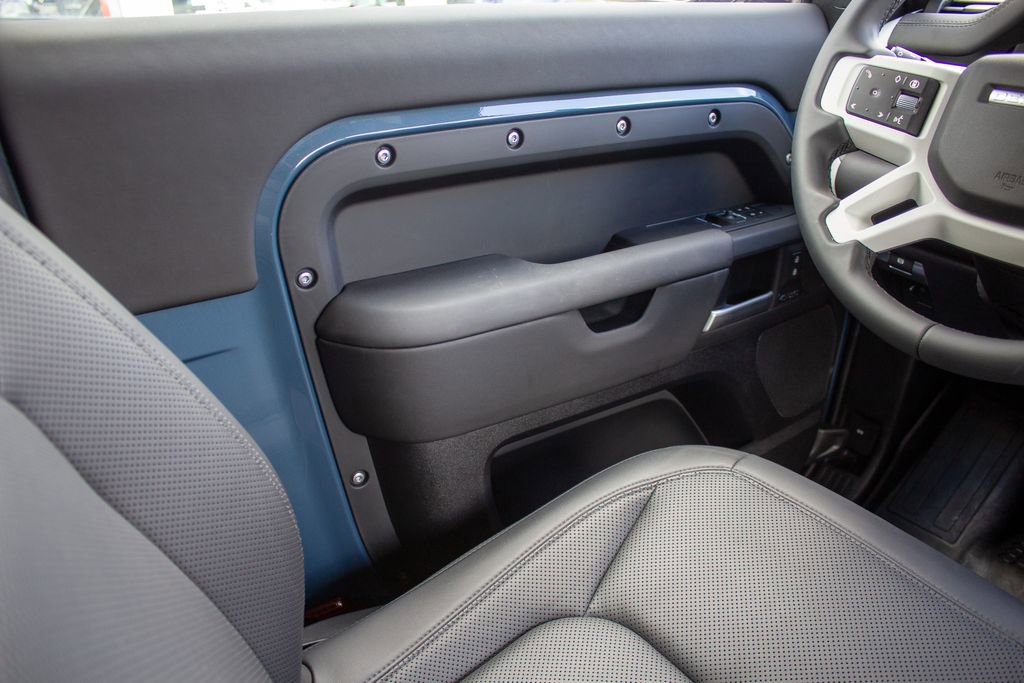 Used 2025 Land Rover Defender 90 X-Dynamic SE image 18