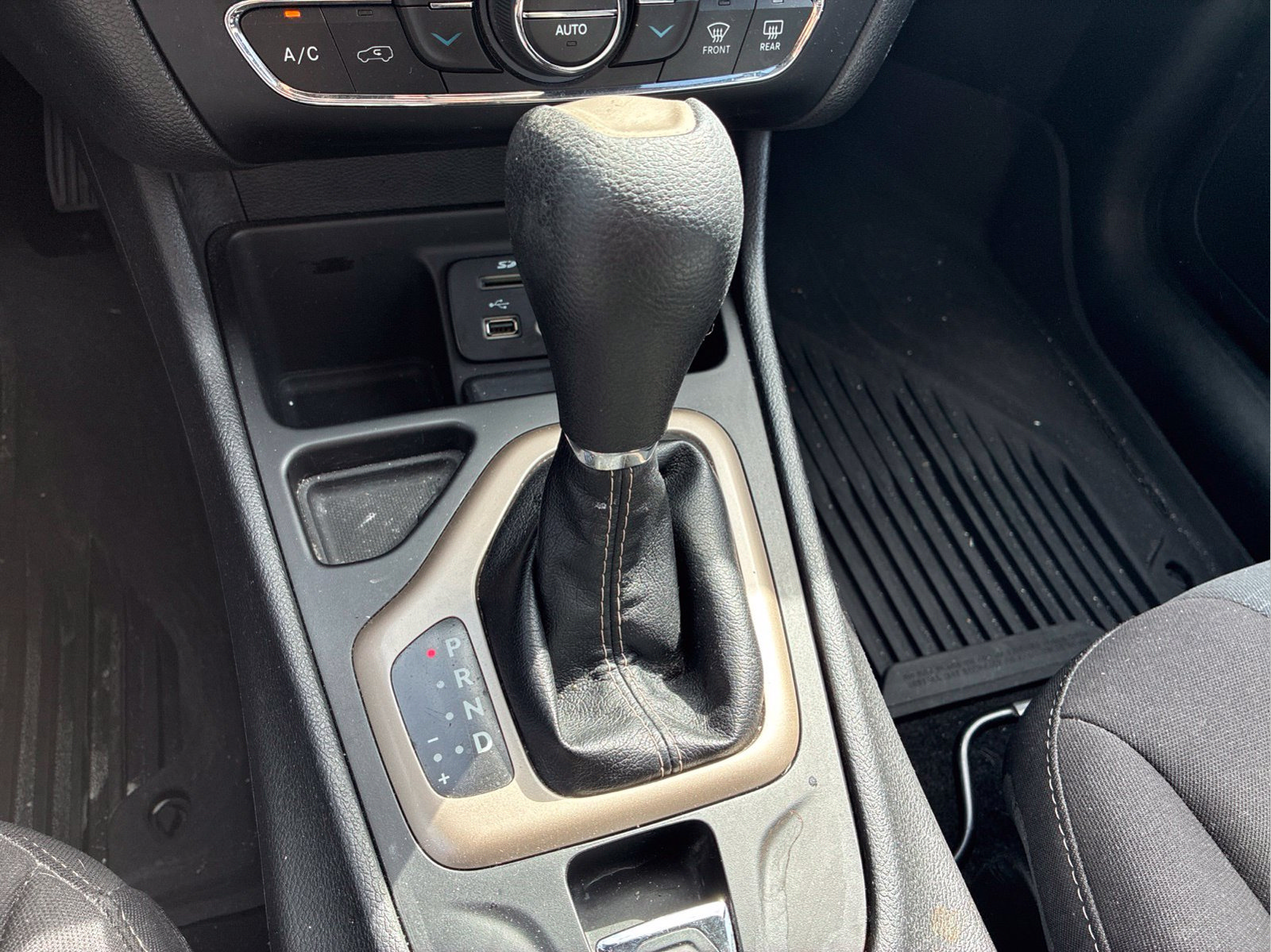 Certified 2017 Jeep Cherokee Latitude w/ Comfort/Convenience Group FWD image 27