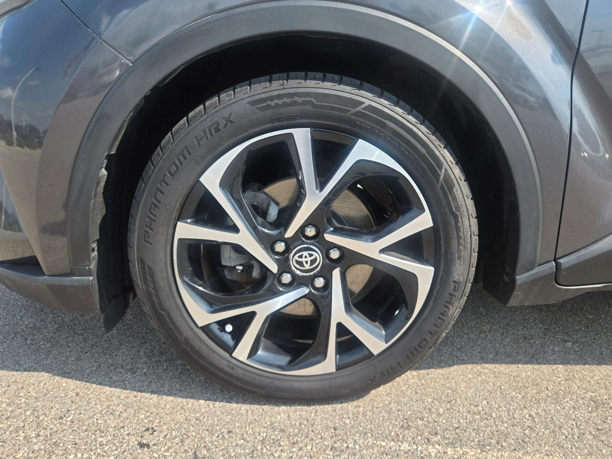 Used 2021 Toyota C-HR XLE FWD image 17