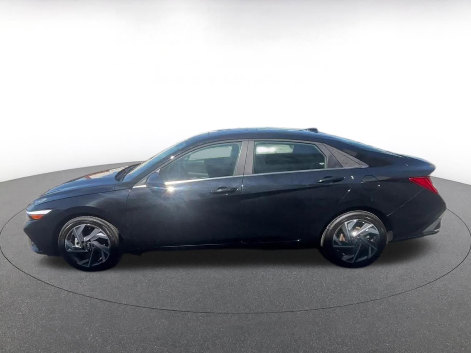 Used 2025 Hyundai Elantra SEL image 11