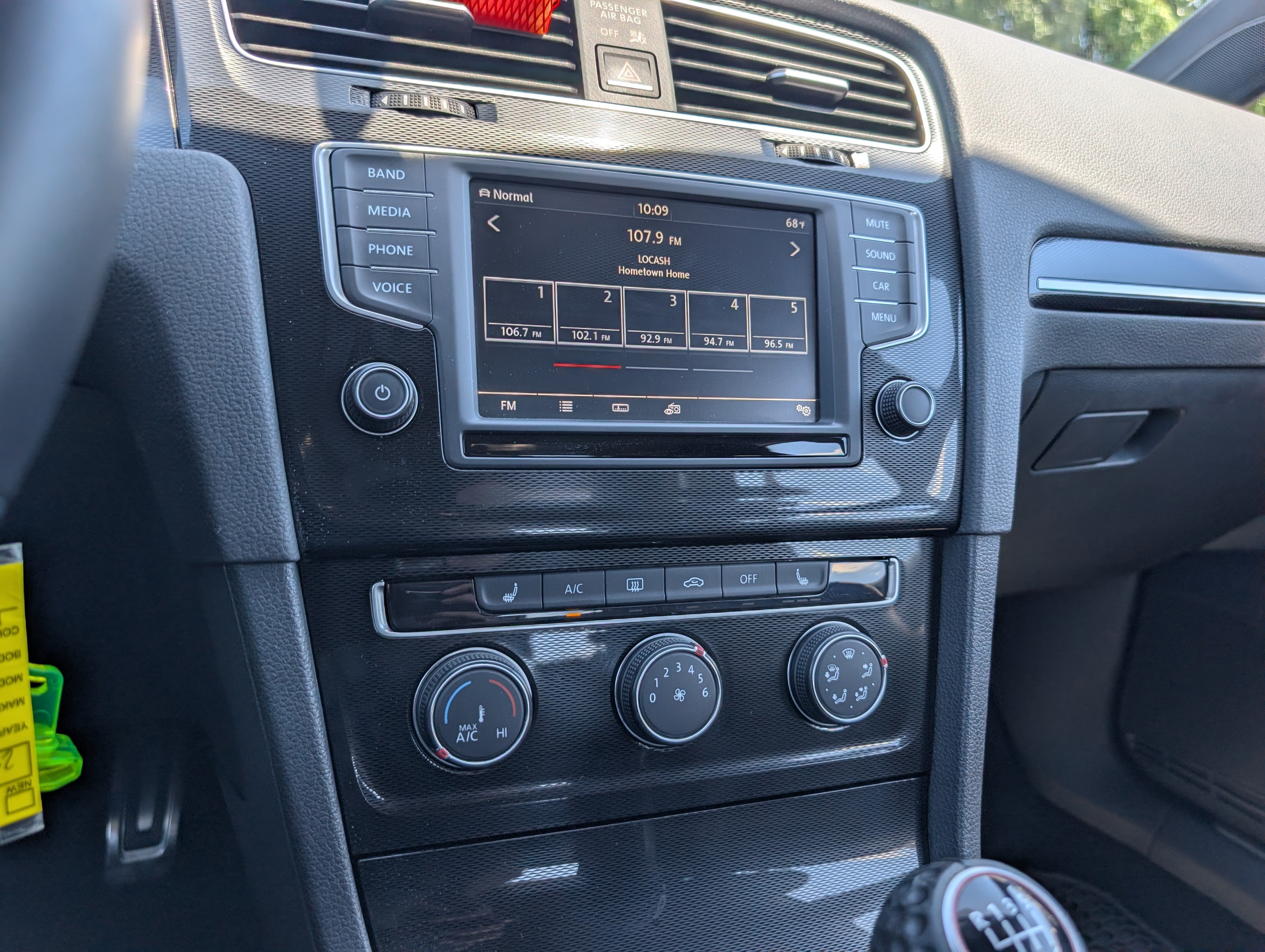 Used 2017 Volkswagen Golf 4-Door FWD image 17
