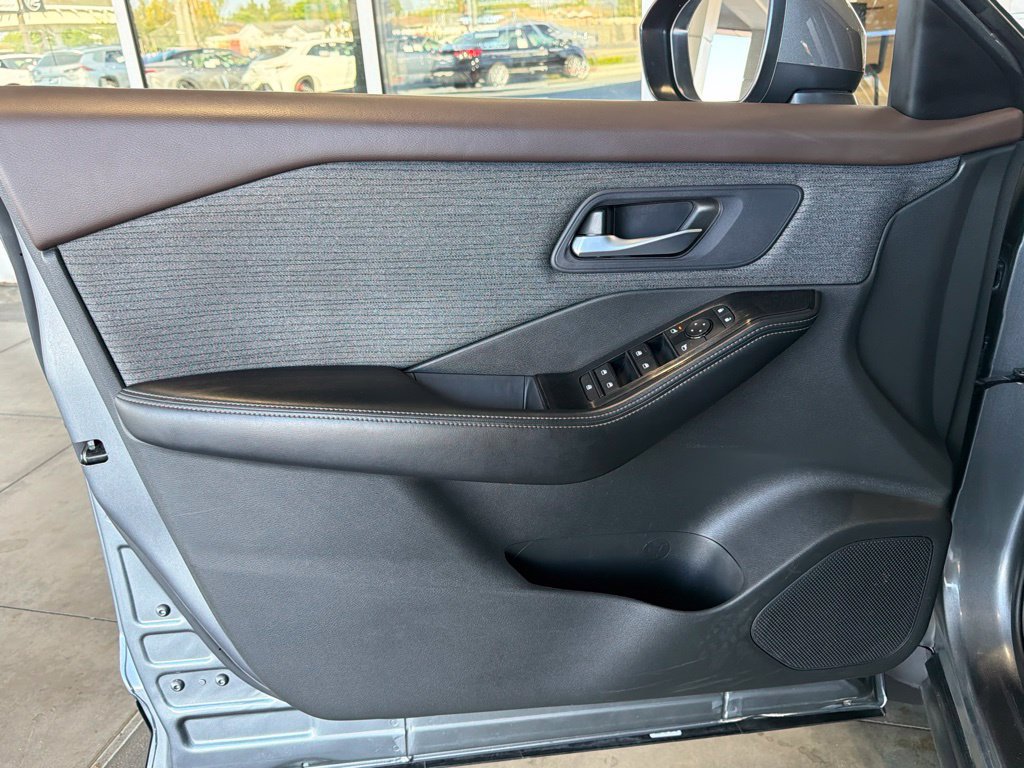 Used 2023 Nissan Rogue SV FWD image 18