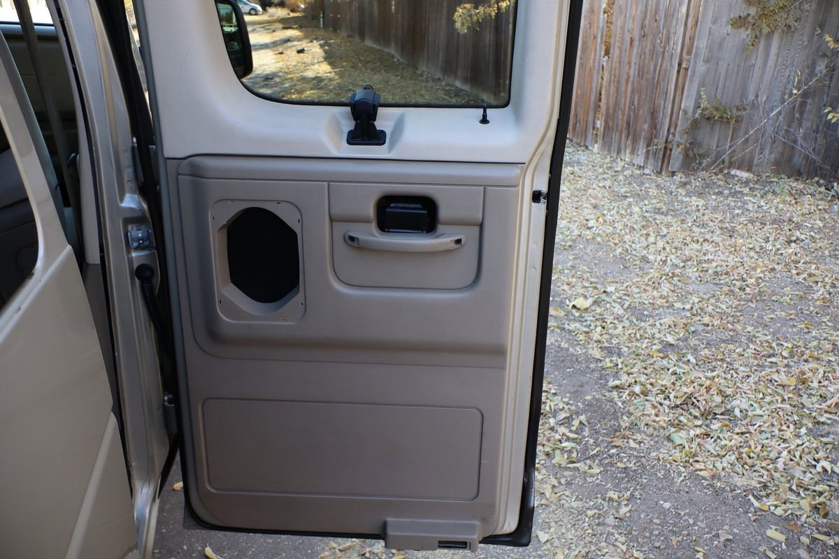 Used 2009 Ford E-350 and Econoline 350 Super Duty Wagon image 26