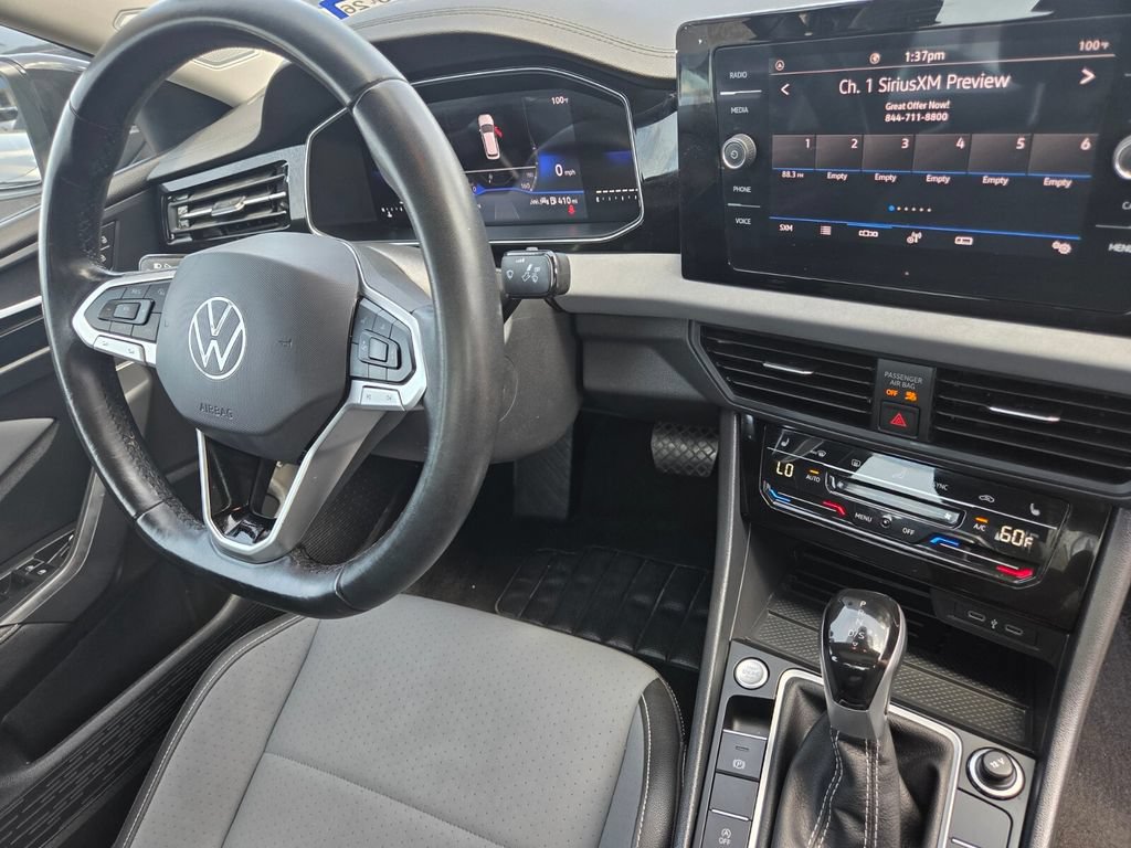 Used 2025 Volkswagen Jetta SE FWD image 29