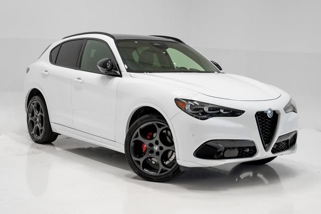 Used 2025 Alfa Romeo Stelvio Tributo Italiano w/ Driving Assist Package AWD/4WD image 5