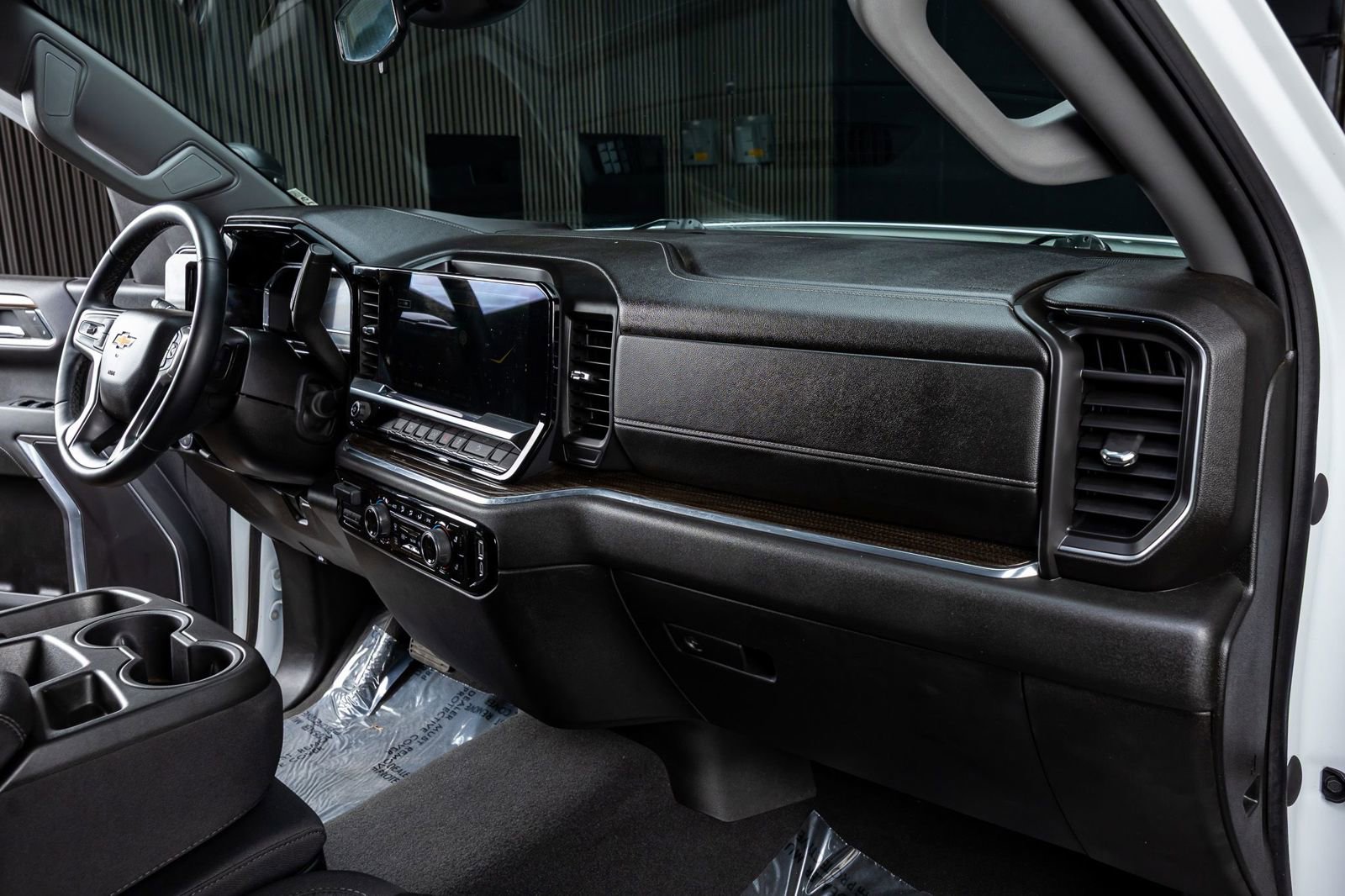 Used 2023 Chevrolet Silverado 1500 LT w/ Z71 Off-Road Package image 17