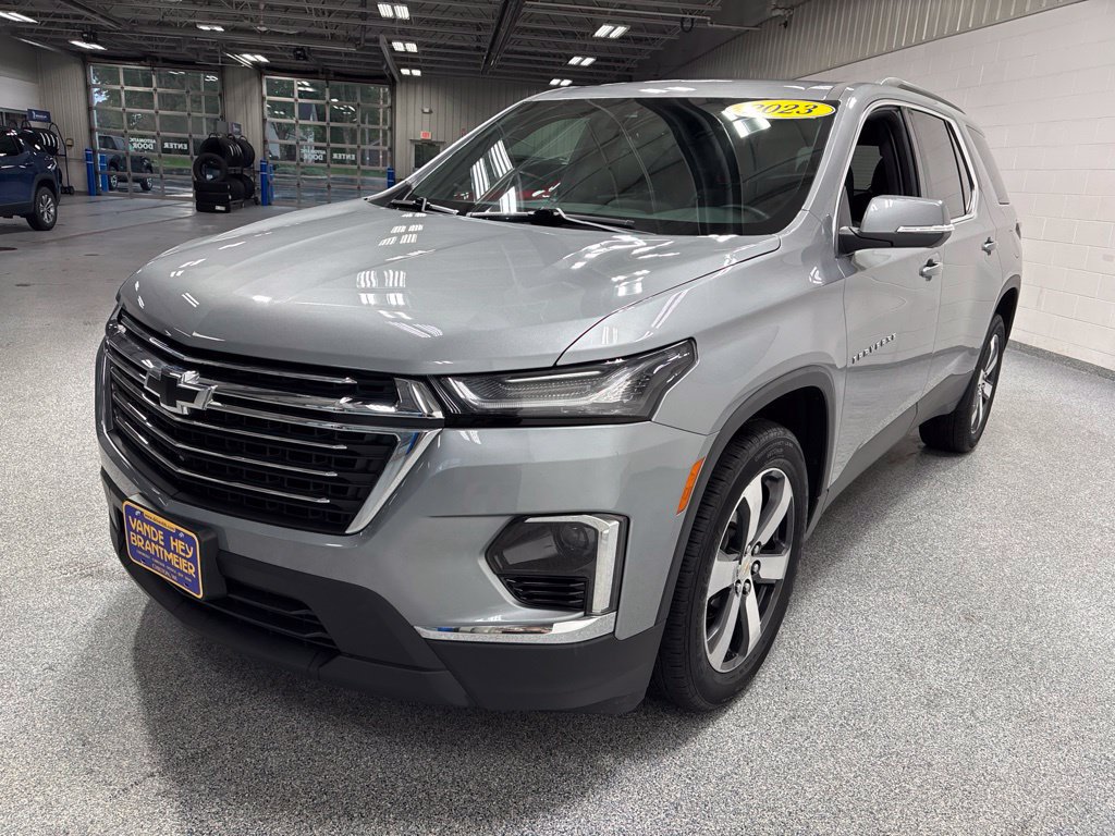 Used 2023 Chevrolet Traverse LT w/ LT Premium Package AWD/4WD image 3
