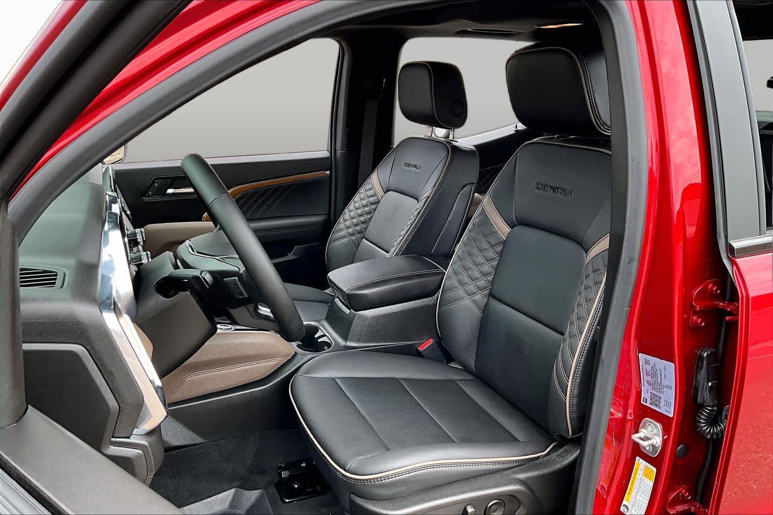 Used 2025 GMC Canyon Denali AWD/4WD image 8