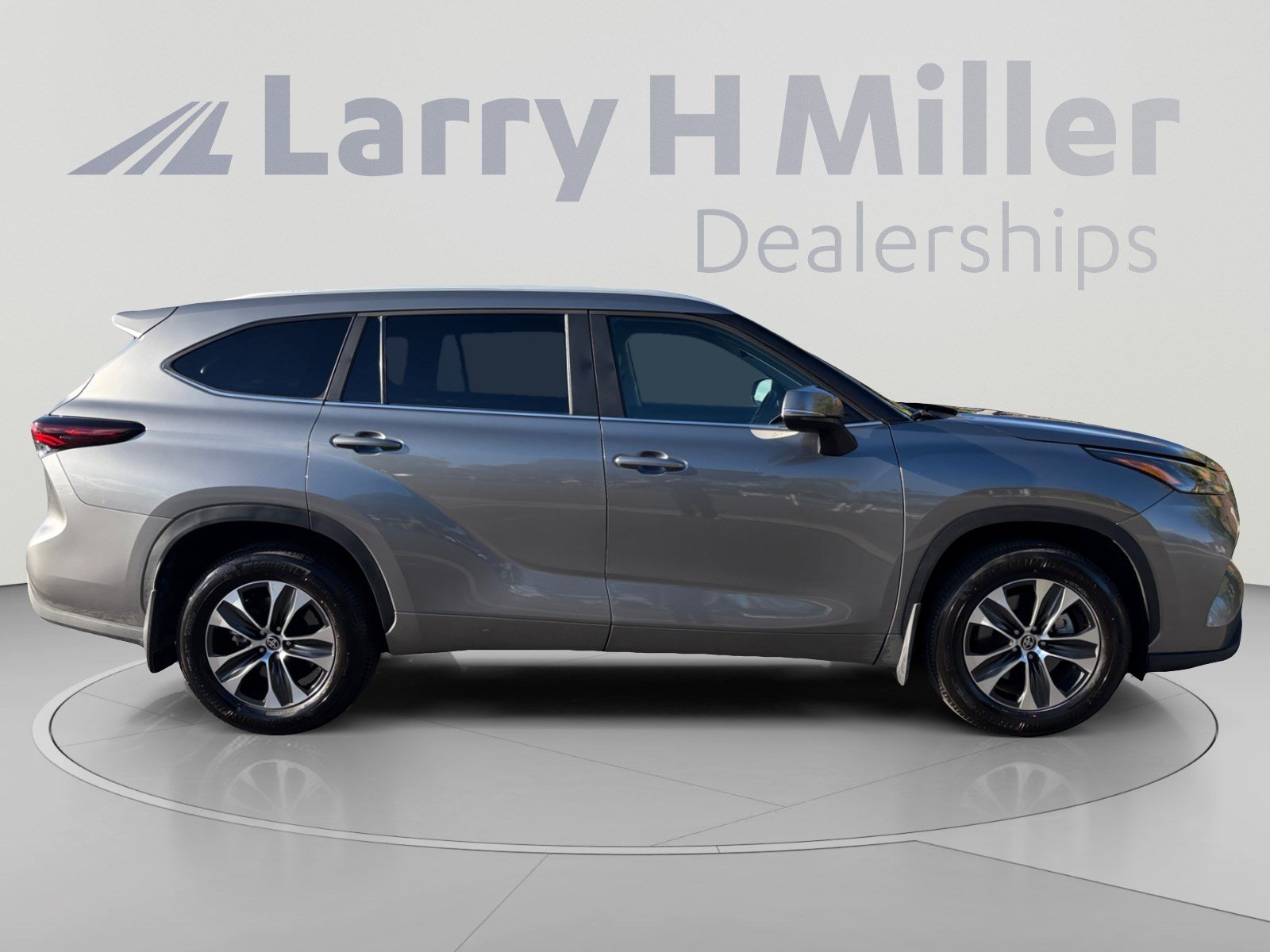 Used 2025 Toyota Highlander XLE AWD/4WD image 6