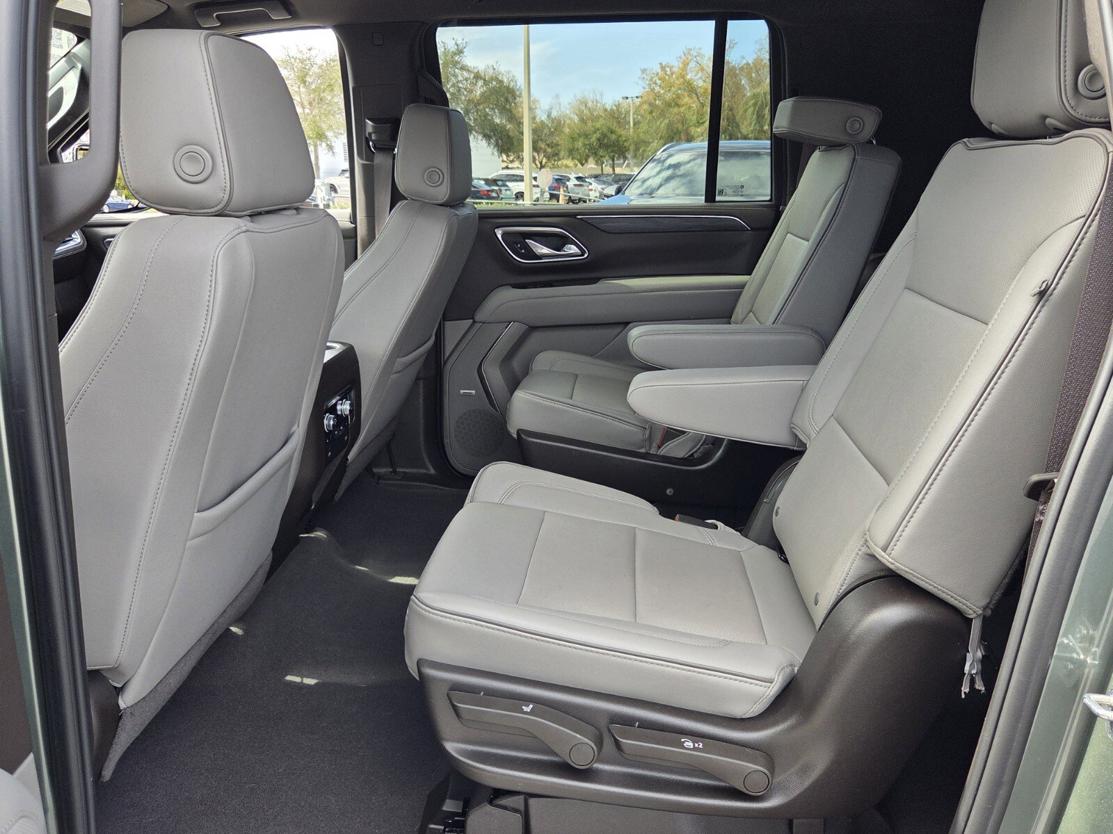 Used 2024 GMC Yukon XL SLT w/ SLT Luxury Package image 11