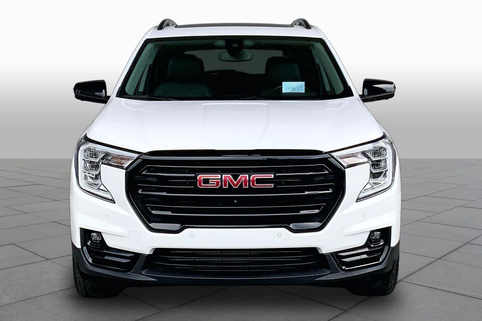 Used 2023 GMC Terrain SLT w/ Tech Package FWD image 4
