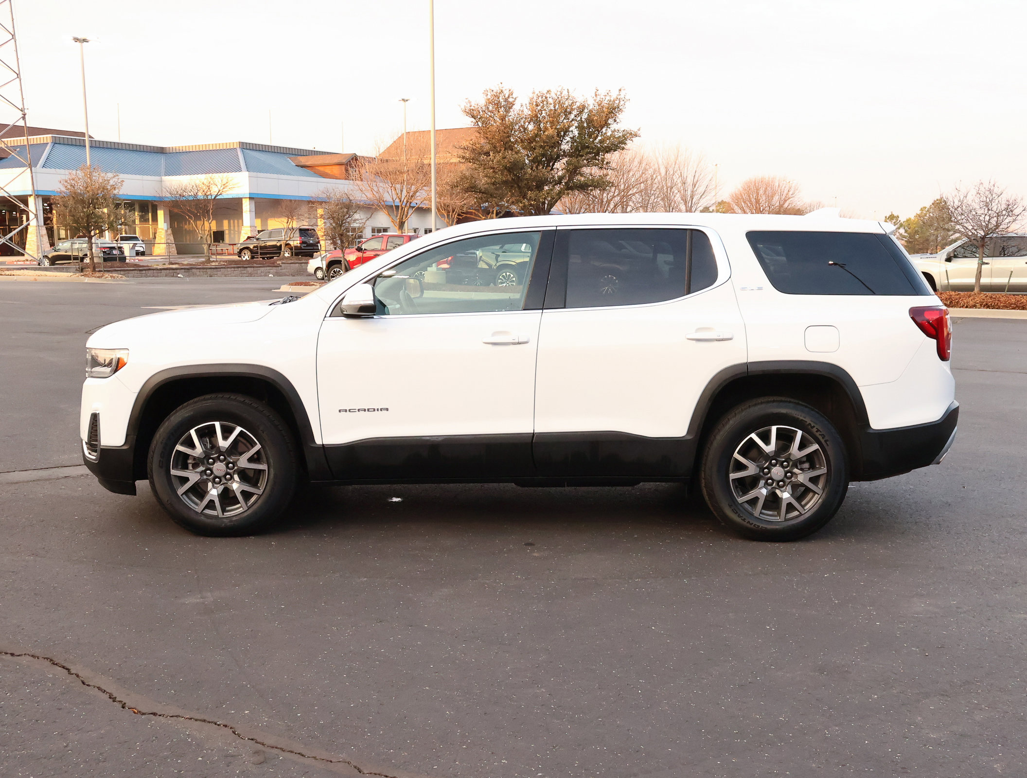 Used 2023 GMC Acadia SLE image 29