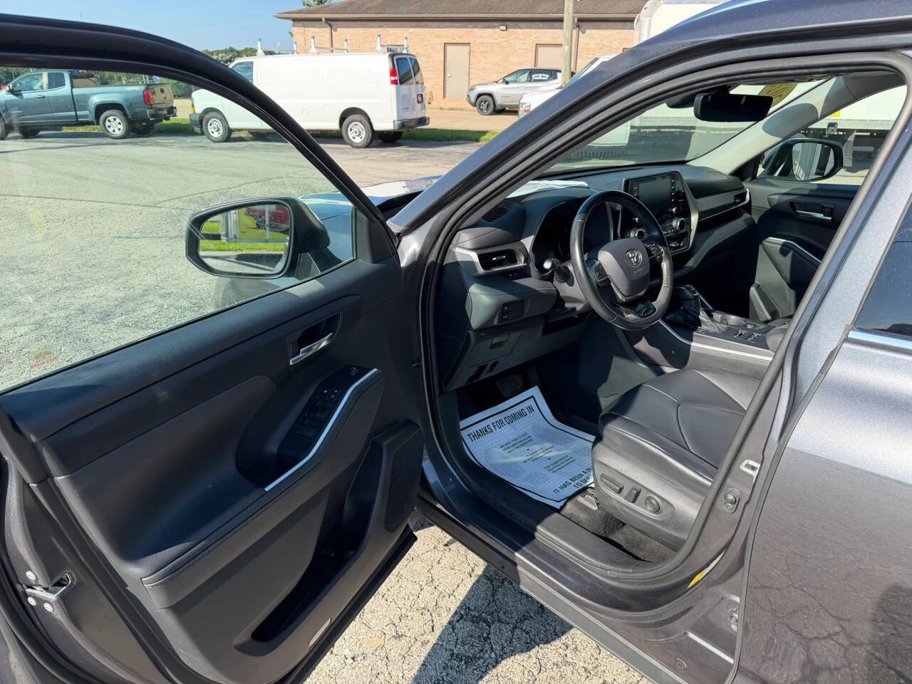 Used 2020 Toyota Highlander XLE AWD/4WD image 9