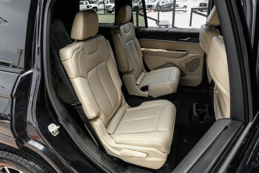 Used 2023 Jeep Grand Cherokee L Limited w/ Luxury Tech Group II AWD/4WD image 49