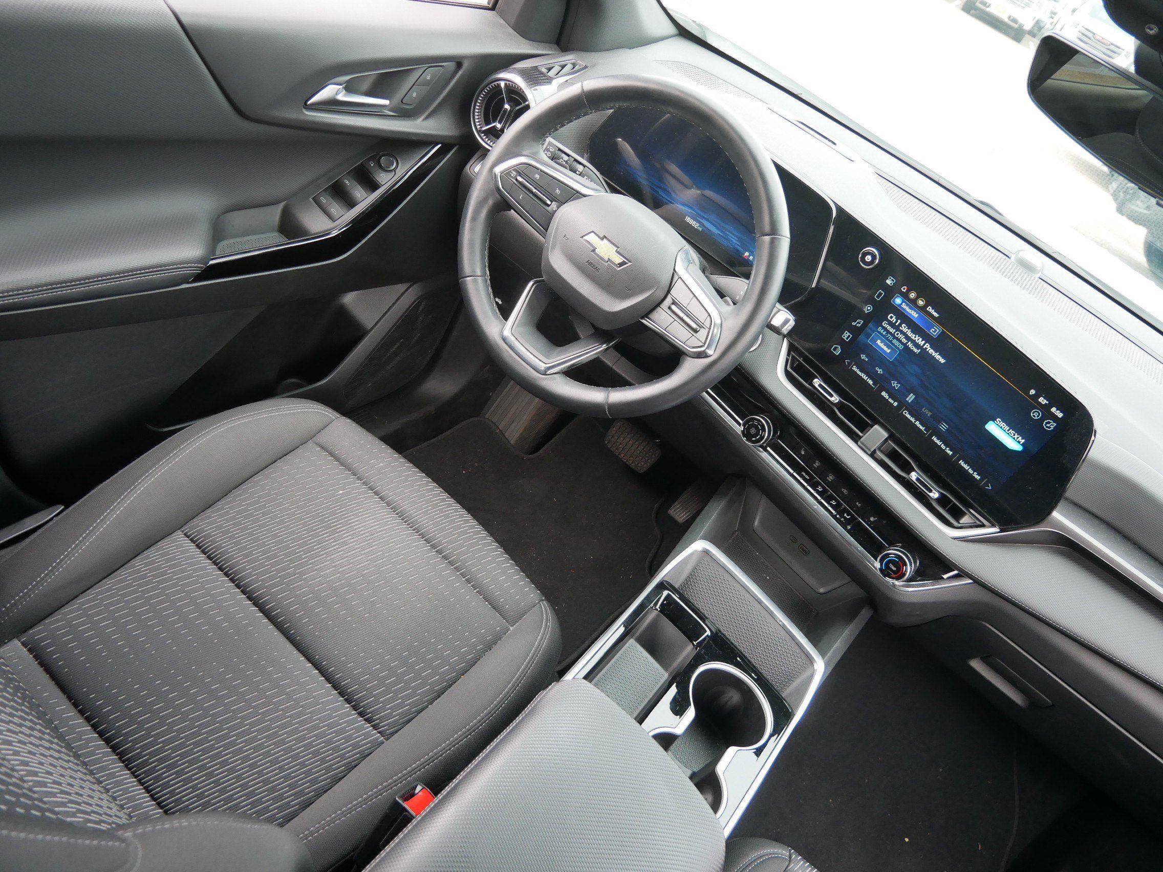 Used 2025 Chevrolet Equinox LT w/ Safety and Technology Package AWD/4WD image 9