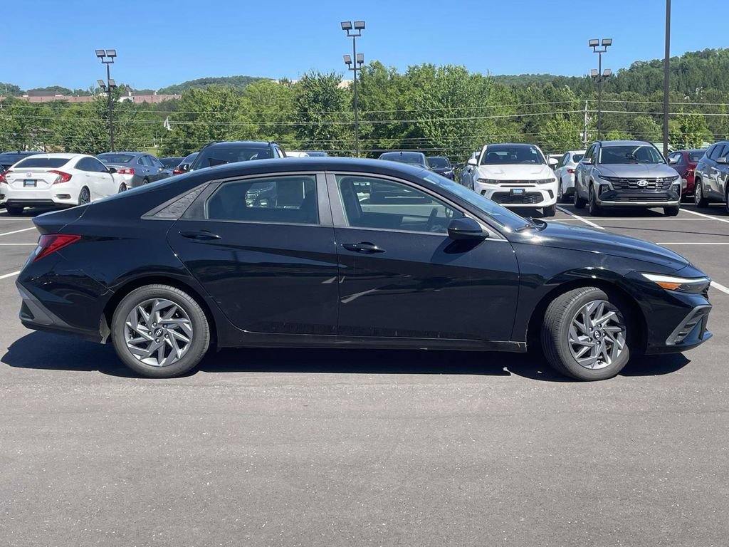 Used 2024 Hyundai Elantra SEL FWD image 2