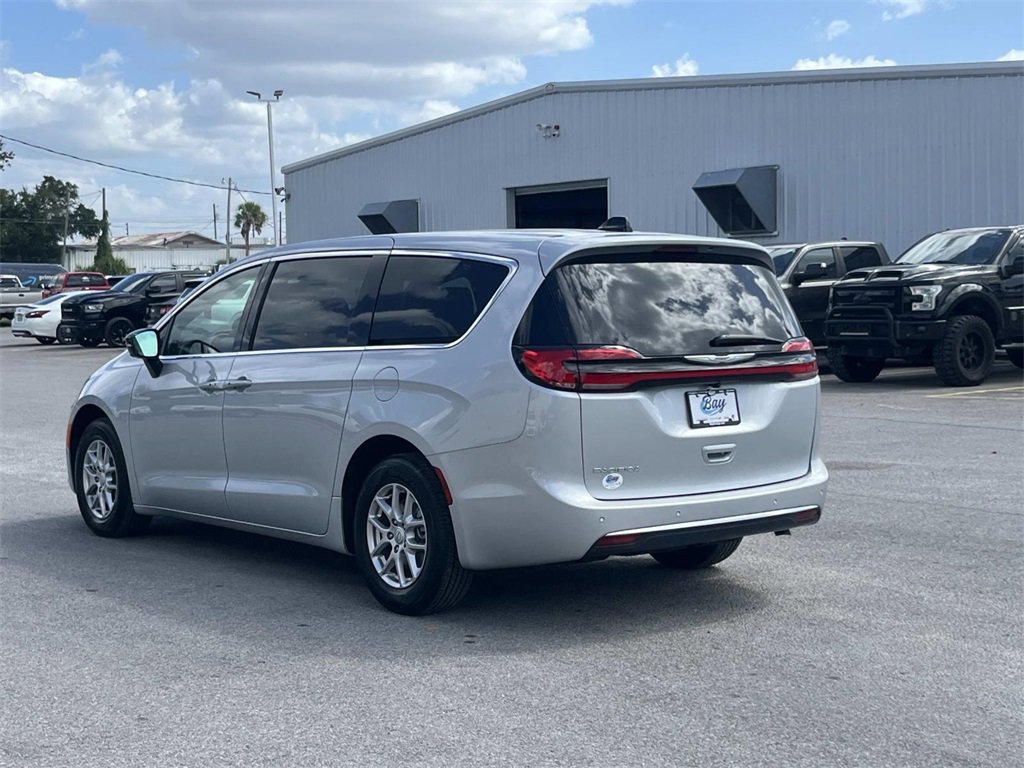 New 2026 Chrysler Pacifica Select image 3