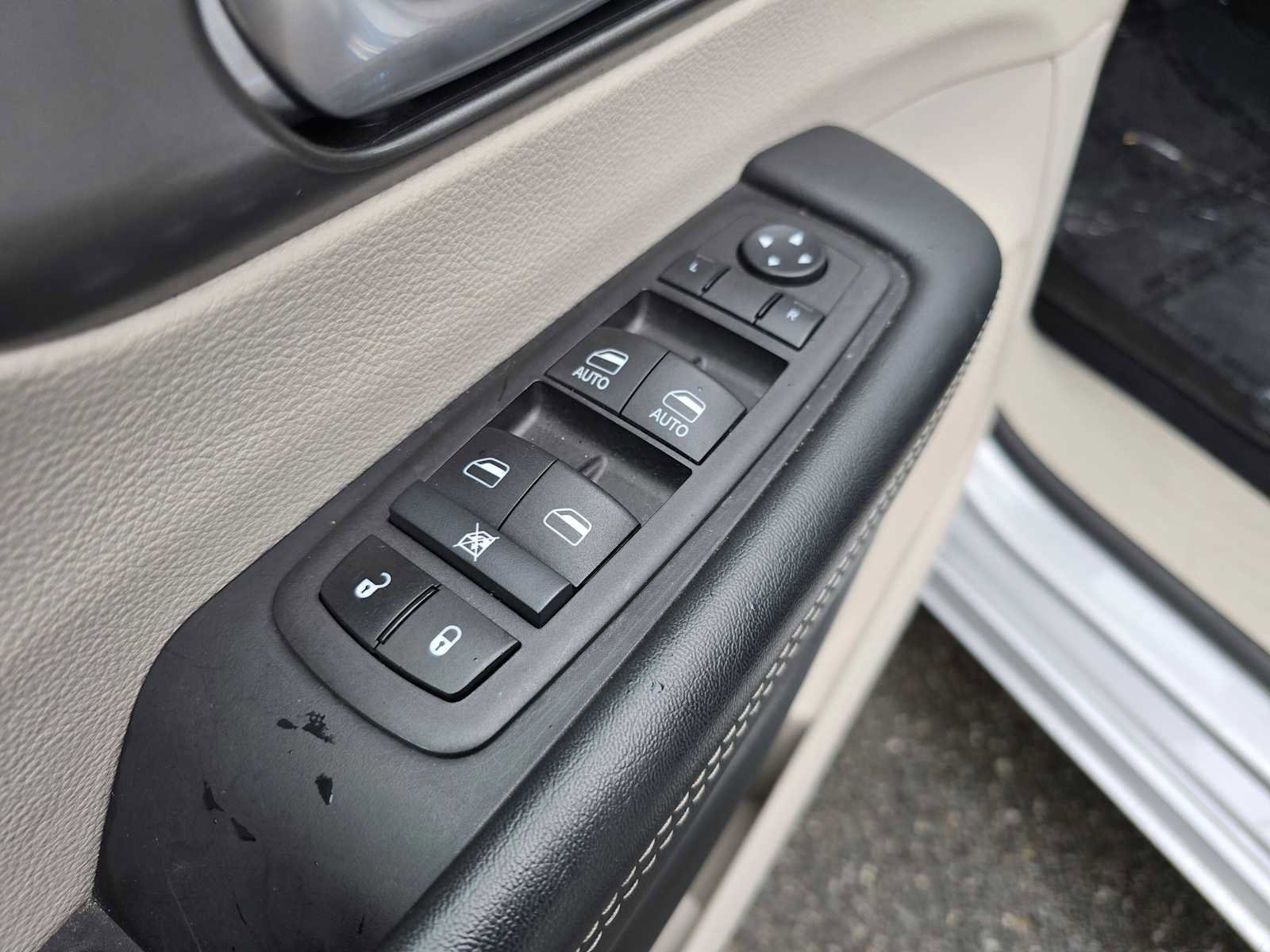 Used 2024 Chrysler Pacifica Touring-L image 22