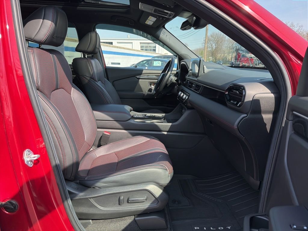 Certified 2025 Honda Pilot Black Edition image 25