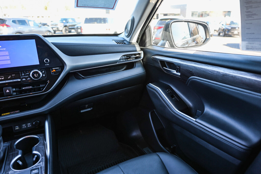 Certified 2025 Toyota Highlander Limited image 5