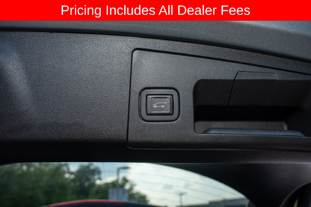 Used 2024 Cadillac XT4 Luxury w/ Cold Weather Package FWD image 7