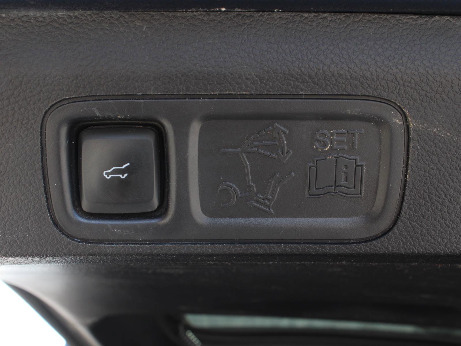 Used 2019 Ford Expedition XLT w/ Equipment Group 202A AWD/4WD image 9