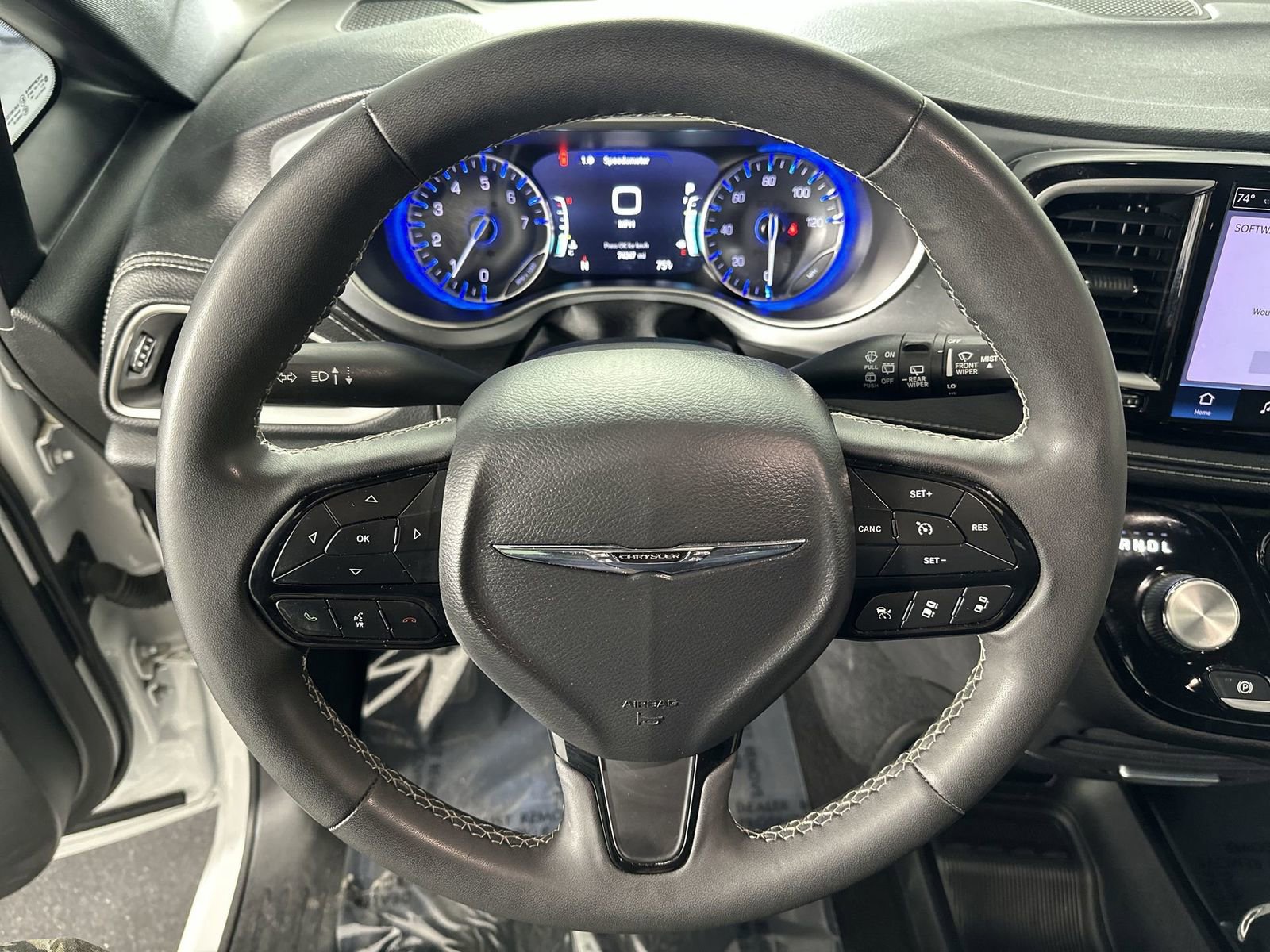 Used 2023 Chrysler Pacifica Touring image 14